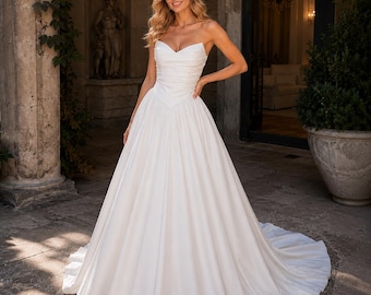 Minimalistisches Brautkleid, trägerloses Satinkleid, Korsett-Rücken-Design, zeitloser Brautstil