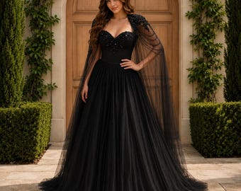 Schwarzes Gothic Brautkleid, Tüll Ballkleid, Sweetheart Korsett, dramatisches Cape Kleid