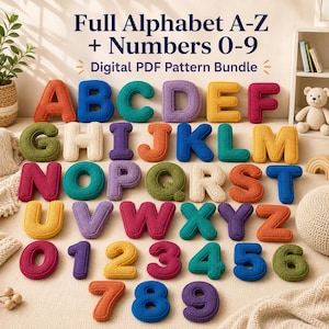 以下が含まれることがあります： アルファベットAからZと数字0から9までのデジタルPDFパターンバンドル。画像には、赤、青、緑、黄色、紫の様々な色合いの、かぎ針編みで作られた立体的でカラフルな文字と数字のコレクションが写っています。