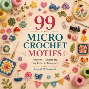 Puede incluir: Una portada de libro titulada 99 Micro Crochet Motifs: Patterns + Charts for Tiny Crochet Creations, rodeada de varios objetos pequeños de ganchillo, incluyendo flores, animales, una cámara, un velero y ovillos de lana sobre madera.
