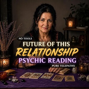 Puede incluir: Una persona de cabello oscuro sentada tras un paño morado con cartas de tarot, con el texto: NO TOOLS FUTURE OF THIS RELATIONSHIP PSYCHIC READING PURE TELEPATHY. La escena incluye una linterna encendida, lavanda seca y cristales sobre la mesa.