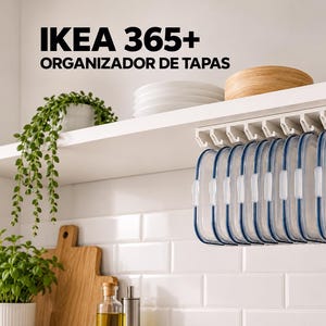 Può includere: Un organizzatore per coperchi bianco IKEA 365+ montato sotto una mensola, che contiene diversi coperchi rettangolari in plastica trasparente con guarnizioni in silicone blu. Il testo IKEA 365+ ORGANIZADOR DE TAPAS è visibile in alto a sinistra.