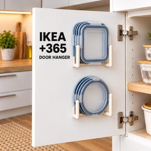 Könnte beinhalten: Zwei weiße Kunststoff-Türhalterungen an einer Schranktür, die jeweils einen Stapel blauer und transparenter Deckel für Lebensmittelbehälter halten. Der Text IKEA +365 DOOR HANGER ist in Schwarz auf der Schranktür aufgedruckt.