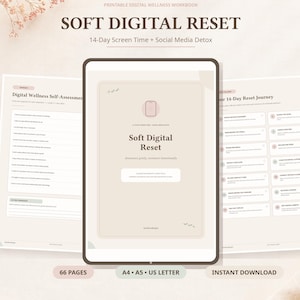 Puede incluir: Una tableta digital muestra una portada beige titulada Soft Digital Reset, 14-Day Screen Time + Social Media Detox. A los lados de la tableta hay dos páginas de cuaderno que muestran una autoevaluación y un plan de viaje de 14 días.