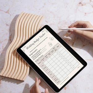 K&ouml;nnte beinhalten: Ein digitales Tablet, das eine Vorlage f&uuml;r einen Hochzeitsbudget-Tracker anzeigt, mit Feldern f&uuml;r das gesch&auml;tzte Gesamtbudget, die Gesamtausgaben und das Restbudget sowie einer &Uuml;bersichtstabelle mit verschiedenen Kategorien.
