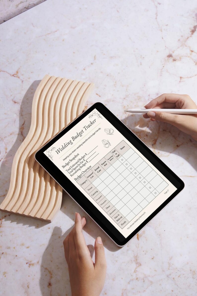 K&ouml;nnte beinhalten: Ein digitales Tablet, das eine Vorlage f&uuml;r einen Hochzeitsbudget-Tracker anzeigt, mit Feldern f&uuml;r das gesch&auml;tzte Gesamtbudget, die Gesamtausgaben und das Restbudget sowie einer &Uuml;bersichtstabelle mit verschiedenen Kategorien.
