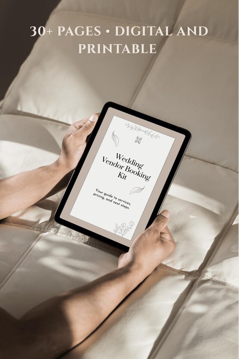 K&ouml;nnte beinhalten: Ein digitales Tablet zeigt ein Dokument mit dem Titel Wedding Vendor Booking Kit und dem Untertitel Your guide to services, pricing, and next steps. Der Bildschirm enth&auml;lt botanische Strichzeichnungen und den Text 30+ PAGES DIGITAL AND PRINTABLE.