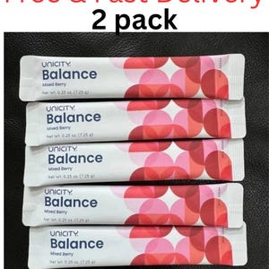 Pode incluir: Cinco saquetas de suplemento Unicity Balance Mixed Berry, cada uma com um peso l&iacute;quido de 7,25 g. A embalagem apresenta um padr&atilde;o geom&eacute;trico de c&iacute;rculos vermelhos e cor-de-rosa sobrepostos, com o nome da marca e sabor em texto azul.