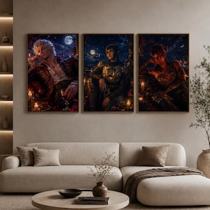 Peut inclure: Trois impressions d'art encadrées représentant des personnages fantastiques dans des décors sombres et détaillés. L'œuvre présente des personnages à la peau pâle, des vêtements ornés et un fond de ciel nocturne avec une pleine lune.