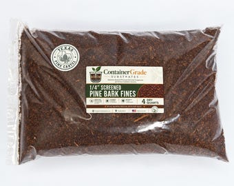 Pode incluir: Um saco de plástico transparente cheio de casca de pinheiro peneirada de 1/4 de polegada em castanho escuro. O rótulo apresenta o texto Texas Pine Cartel, Container Grade Substrates e 4 Dry Quarts, com ícones e texto descritivo do produto.