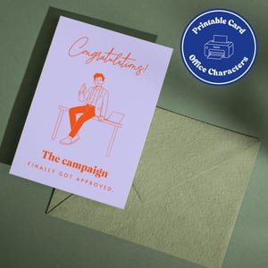 Puede incluir: Una tarjeta de felicitación de color morado claro con un dibujo lineal rojo de una persona sentada en un escritorio con el texto Congratulations! The campaign FINALLY GOT APPROVED. Un sobre verde claro a juego se coloca debajo.