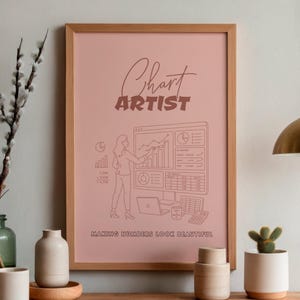 Pode incluir: Um cartaz vertical emoldurado com fundo rosa empoeirado apresentando o texto "Chart ARTIST" e "MAKING NUMBERS LOOK BEAUTIFUL" em castanho escuro. A ilustração mostra uma pessoa a apontar para um ecrã de computador com vários gráficos.