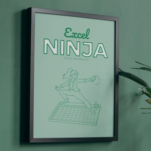Pode incluir: Uma impressão emoldurada com fundo verde sálvia apresentando o texto Excel NINJA e Excel Whisperer em verde escuro e branco. Abaixo do texto, há um desenho de linha de uma pessoa em uma pose dinâmica sobre uma grade de planilha.