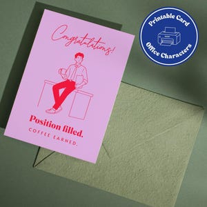 Puede incluir: Una tarjeta de felicitación rosa claro con un dibujo lineal rojo de una persona sentada en un escritorio sosteniendo una taza. El texto dice Congratulations! Position filled. COFFEE EARNED. Una insignia circular azul con un icono de impresora aparece.