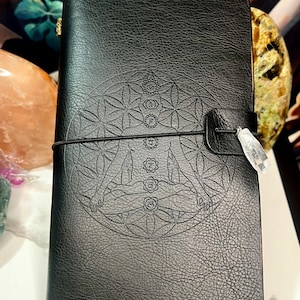 Diario degli incantesimi vuoto / Grimorio di chakra e geometria sacra / Libro delle ombre in ecopelle / Diario con amuleti di cristallo / Regalo per stregoneria