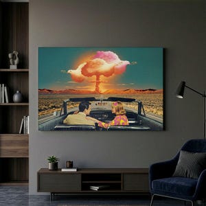 Könnte beinhalten: Ein rechteckiger Wandkunstdruck, der ein Paar in einem Cabrio zeigt, das durch eine Wüstenlandschaft auf einen Atompilz in Form von zwei weißen Tauben zufährt. Die Szene zeigt einen beigen Anzug, ein pink-gelbes Musterkleid und einen Sonnenuntergang.