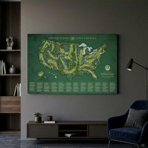 Può includere: Una stampa artistica rettangolare da parete che presenta una mappa verde scuro degli Stati Uniti con illustrazioni dettagliate di campi da golf in tutto il paese. Il testo recita United States Top 100 Golf Courses e Golf Travel by William Barker.
