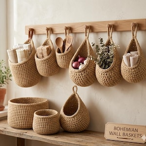 Può includere: Una collezione di cesti intrecciati beige, inclusi modelli sospesi e autoportanti. Alcuni cesti sono riempiti con oggetti come asciugamani, cipolle e utensili di legno. Un cartello di legno recita "Bohemian Wall Baskets".