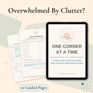 Peut inclure: Une tablette numérique affichant une page de couverture intitulée One Corner At A Time avec une icône de soleil, accompagnée de deux pages imprimées avec des listes de contrôle et un tableau. Le texte indique Overwhelmed By Clutter et 10 Guided Pages.