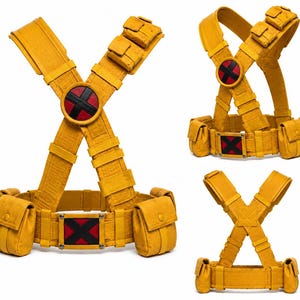 Puede incluir: Conjunto de cinturón y arnés utilitario amarillo mostaza con detalles en negro y rojo. El cinturón presenta bolsillos y una hebilla rectangular con una X roja. El arnés tiene un emblema circular con una X roja. Un accesorio de cosplay.