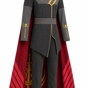 Pode incluir: Um uniforme cinza-escuro com gola alta, mangas compridas com emblemas de caveira dourados e um cinto a condizer. O conjunto inclui uma capa comprida vermelho-escura com riscas e um grande emblema de espada dourado nas costas, com calças cinzentas.