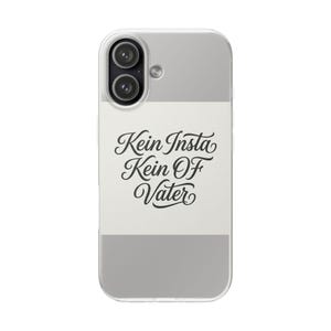 Könnte beinhalten: Transparente Handyhülle mit grau-weißem Streifendesign. Auf der Hülle steht der Text "Kein Insta Kein OF Vater" in schwarzer, kursiver Schrift. Die Kameralinsen des Telefons sind oben sichtbar.
