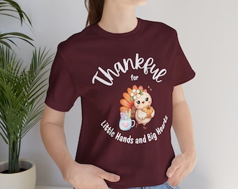 Camiseta "Gratidão por Mãos Pequenas e Corações Grandes" para Professores, Camiseta de Outono para Professores, Camiseta de Ação de Graças para Professores do Jardim de Infância, Camiseta de Apreciação aos Professores no Outono