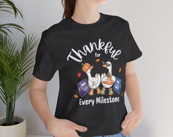 Camiseta "Gratidão por Cada Conquista" para Professores de Educação Especial, Camiseta de Outono para Professores de Educação Especial, Camiseta de Ação de Graças para Professores de Educação Especial, Camiseta de Apreciação para Professores de Educação Especial no Outono