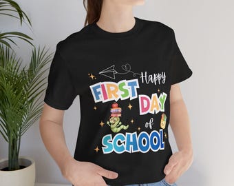 Camiseta "Feliz Primeiro Dia de Aula, Professor(a)!", Camiseta Divertida para Professor(a) de Volta às Aulas, Camiseta para Professor(a) do Jardim de Infância no Primeiro Dia de Aula, Camiseta para Professor(a) do Ensino Fundamental.