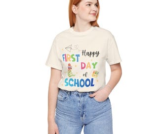 Camiseta "Feliz Primeiro Dia de Aula, Professor(a)!", Camiseta Divertida para Professor(a) de Volta às Aulas, Camiseta para Professor(a) do Ensino Fundamental - Primeiro Dia de Aula