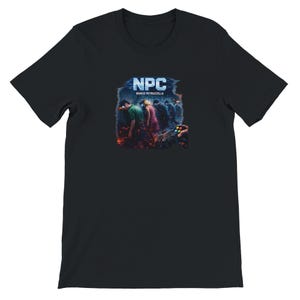 Può includere: T-shirt nera con un design grafico. Il design presenta la parola "NPC" in blu e bianco, con il nome "Marco Petruzzella" sotto. La grafica raffigura un gruppo di persone in una scena oscura in stile digitale.