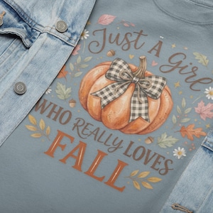 Camiseta de calabaza de otoño — "Solo una chica a la que le encanta el otoño" Camiseta gráfica de otoño