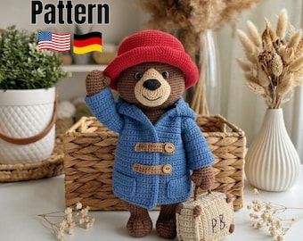Patrón de oso de ganchillo en PDF – Oso de peluche clásico con abrigo y maleta, adorable juguete de peluche amigurumi.