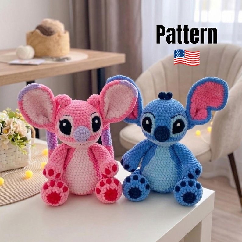 Puede incluir: Dos peluches de ganchillo hechos a mano con orejas grandes y ojos redondos. Un peluche es rosa claro con la barriga rosa m&aacute;s p&aacute;lida, y el otro es azul con la barriga azul m&aacute;s p&aacute;lida. La imagen incluye el texto Pattern y una bandera de EE. UU.