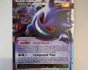 Può includere: Una carta collezionabile Gengar LV.X con finitura olografica viola. La carta raffigura il personaggio Gengar, 140 HP, il Poke-Power Level-Down e l'attacco Compound Pain. Include il testo 97/99 e 2009 Pokemon/Nintendo nella parte inferiore.