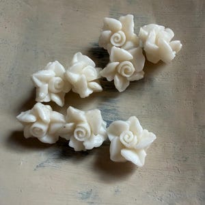 15 Botones pequeños tallados en forma de rosa – Botones vintage blancos con vástago floral – 10,5 mm – Juego de 15 – Miniatura para costura y manualidades de muñecas Ultra Raros