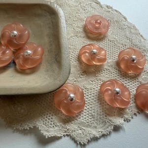 Vintage Frosted Pink Flower Buttons with Faux Pearl Set of 9, 22mm 0.86" 1990s Deadstock Retro Blossom Buttons for Cardigan, Coatビンテージボタン