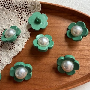 Vintage Japanese Green Flower Pearl Buttons Set of 10 / Showa Style Daisy Shape Buttons 16mm (0.63in) / Made in Japan昭和ビンテージボタン