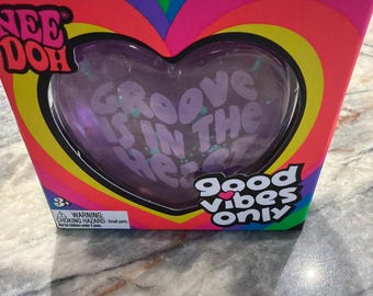 Nee doh solo buenas vibras Purple Heart groovy en el corazón