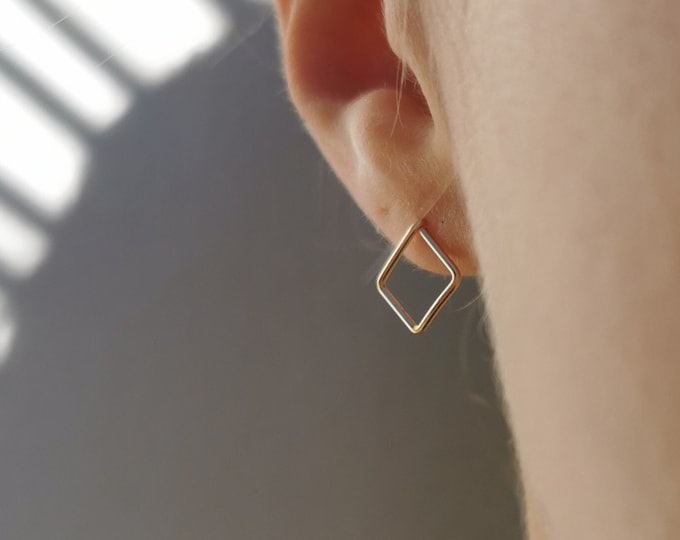 Delicate square gold-filled stud earrings – handcrafted earrings in a minimalist design | KIZZU