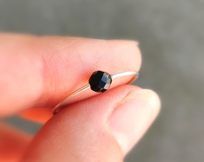 Silver ring with onyx – Minimalist jewelry, elegant stacking ring, handcrafted from 925 silver | KIZZU