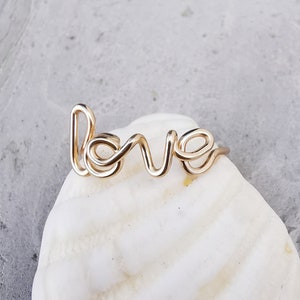 gepersonaliseerde LOVE-ring ideaal voor verloving en teken van eeuwige liefde, ring met de letters love, gepersonaliseerde sieraden afbeelding 5