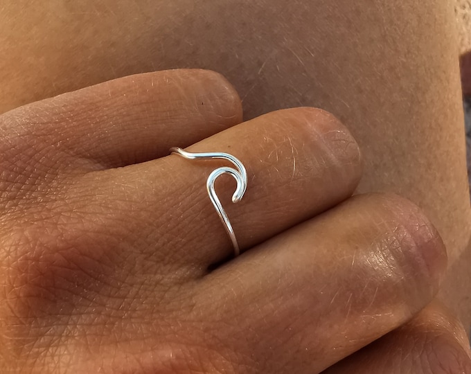 Wave ring in sterling silver, minimalist handmade ring, ocean jewelry, adjustable silver ring, gift for ocean lovers | KIZZU