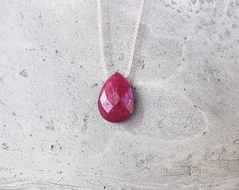 Collier délicat avec pendentif rubis facetté en forme de larme, cadeau pour elle, bijoux faits main, pendentif rubis