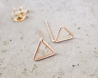 Boucles d'oreilles à clous triangle, boucles d'oreilles à clous en or rose, style minimaliste, bijoux géométriques, bijoux élégants, petit cadeau