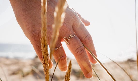 Handcrafted statement ring with the word "free" in silver, (rose) gold filled | Minimalist jewelry