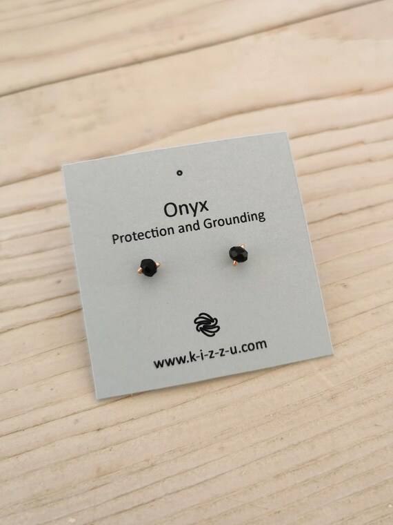 Onyx Ohrstecker 4mm – Schutz & klare Stärke | zarte schwarze Edelstein Ohrringe aus Sterling Silber · zeitloser minimalistischer Schmuck