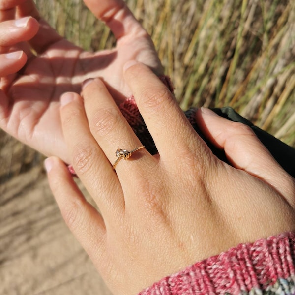 Knotenring aus edlem Gold Filled, minimalistische everyday jewelry, ideales Geschenk für die Freundin, handmade jewelry