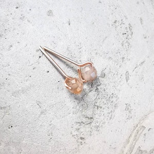 minimalistische Mondstein Ohrringe, ideal als kleiner Ohrring auch fürs zweite Ohrloch, Geburtsstein Juni Bild 2