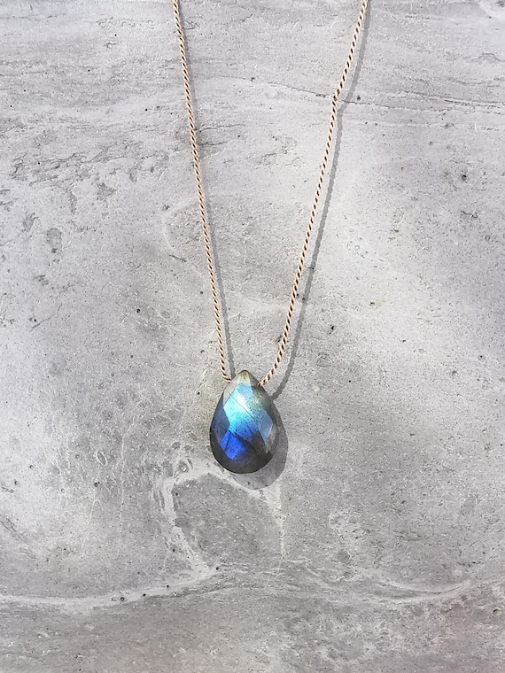 Labradorite necklace with natural gemstone pendant – if you trust your intuition, shimmering fine thread necklace, gift for girlfriend